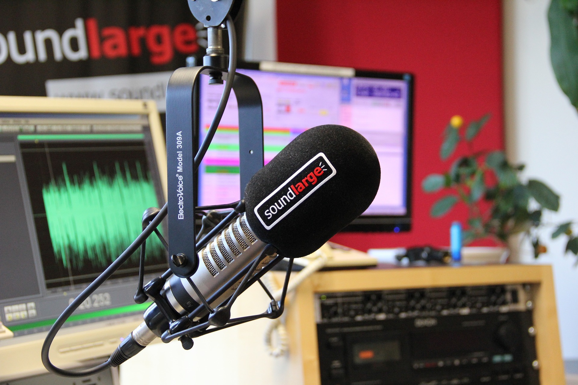 radio-studio-3307643_1920.jpg